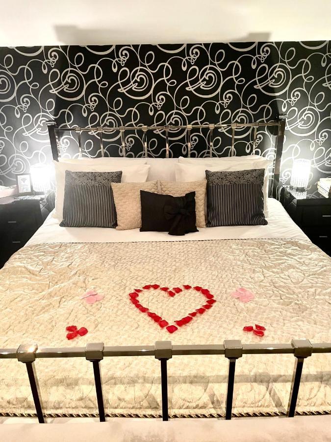 Finn Village - Loch Lomond Villa B&B - Black Room With Jacuzzi-Style Bath グラスゴー エクステリア 写真