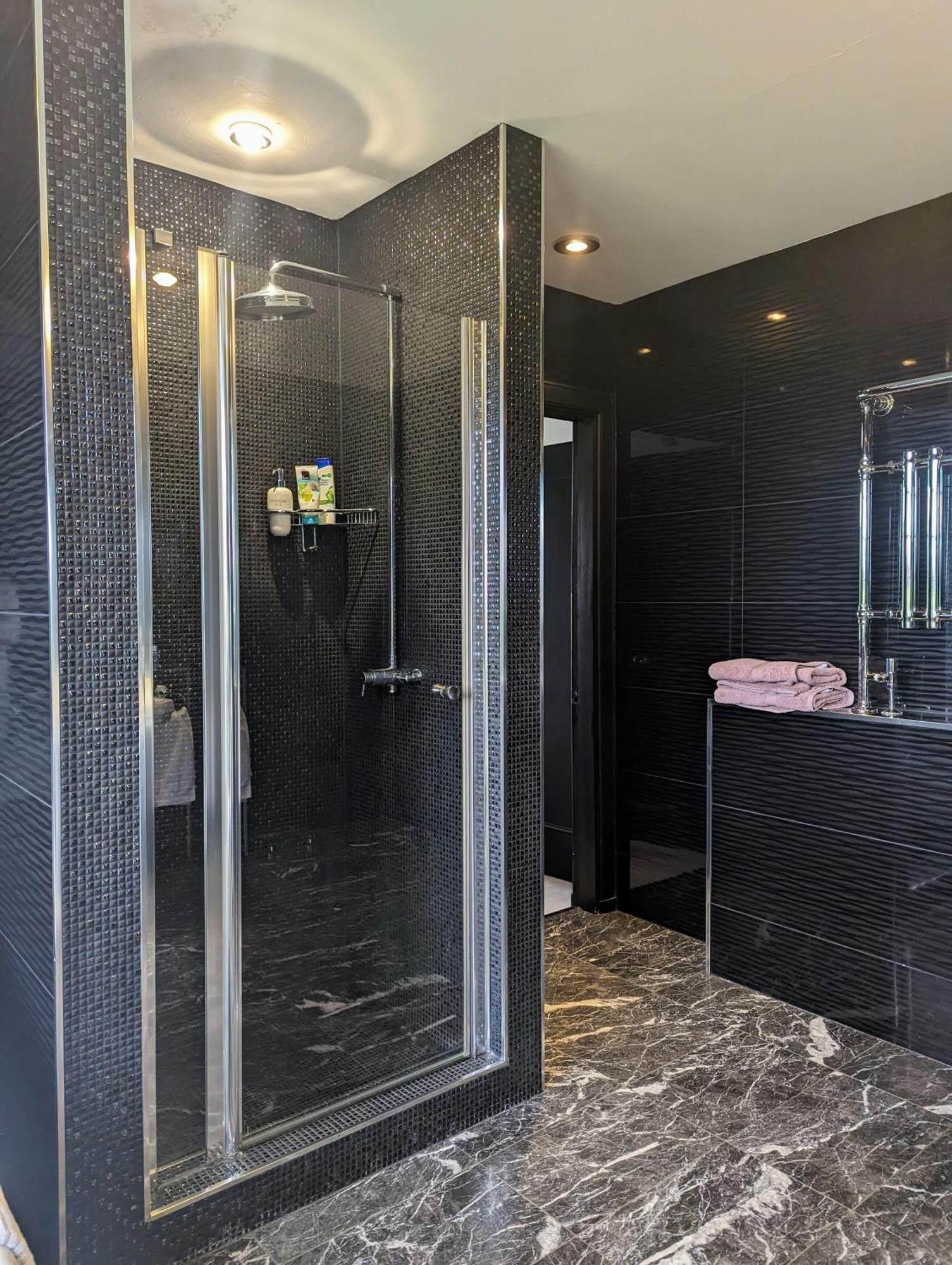 Finn Village - Loch Lomond Villa B&B - Black Room With Jacuzzi-Style Bath グラスゴー エクステリア 写真